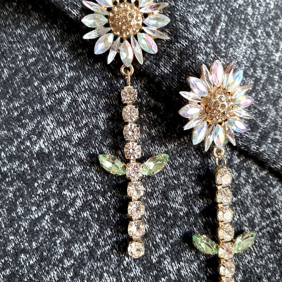 DARLING, playful, rhinestone daisy pierced earrings - Picture 4 of 4